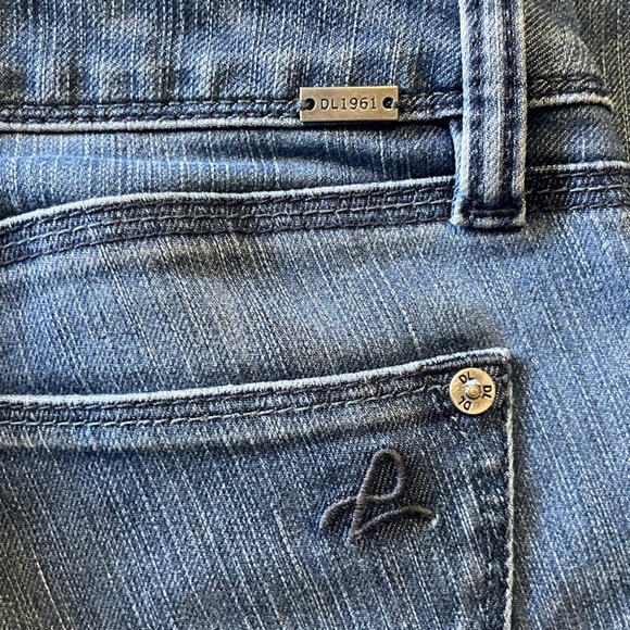 DL1961 Jeans (26) - Picture 3 of 4